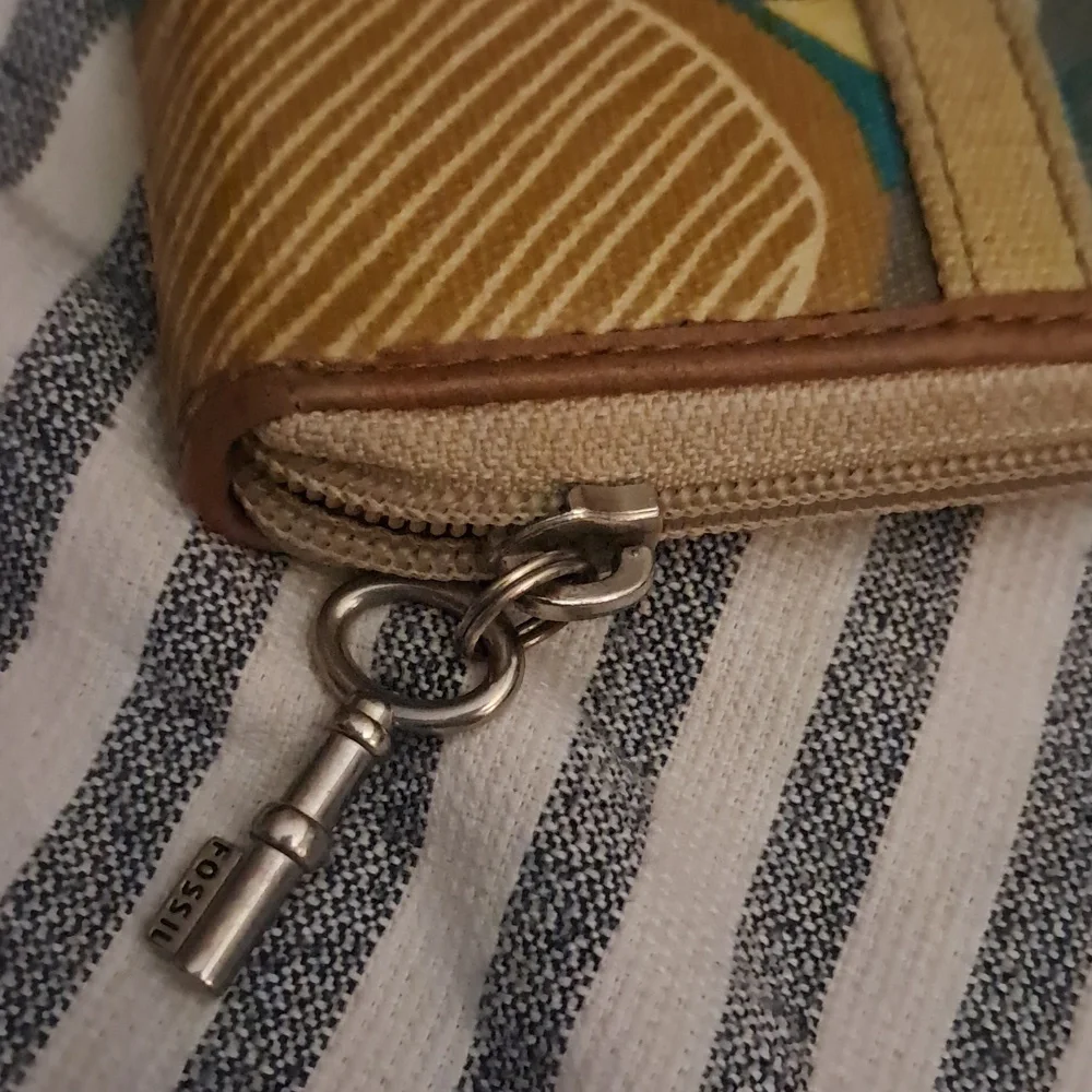 Colorful Fossil Wallet - Picture 4 of 7